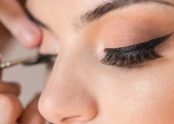 پاک کردن چسب مژه مصنوعی