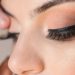 پاک کردن چسب مژه مصنوعی