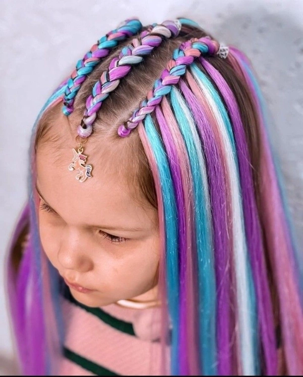 بافت مو بچگانه مدل کویینی با موهای اضافه رنگی