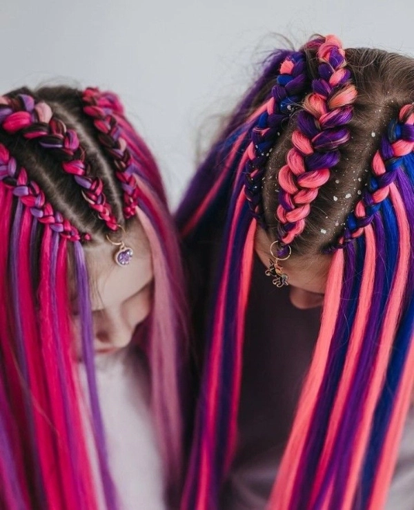 بافت دخترانه کویینی با موهای رنگارنگ