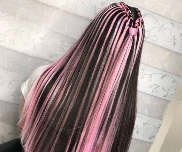 بافت کوئینی رنگارنگ با موهای بلند