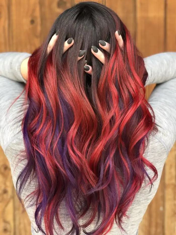 هایلایت قرمز روی موی مشکی